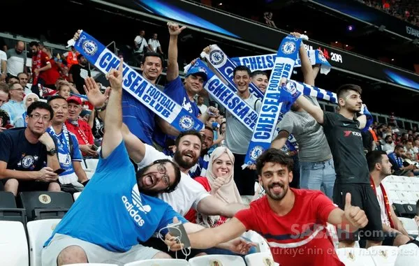 Tarihi karşılaşmada tribünlerden renkli kareler!