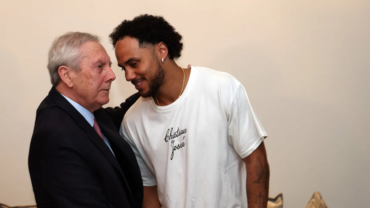 Fenerbahçe’nin yeni transferi Larkin, Aziz Yıldırım ile bir araya geldi! Fenerbahçe’nin yeni transferi Larkin, Aziz Yıldırım ile bir araya geldi!
