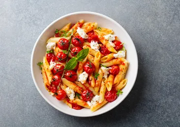 Mozzerallalı domatesli penne tarifi: Lezzet patlaması yaşayacaksınız!