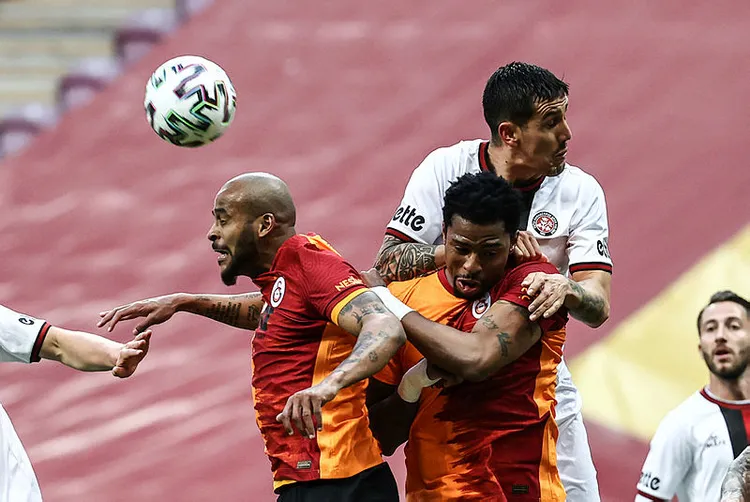 son-dakika-galatasaray-karagumruk-macinda-ilk-yarida-gol-yok-galatasarayda-sok-sakatlik-1618073999310.jpg