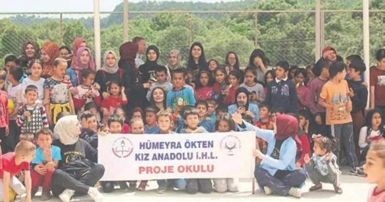 Kız öğrencilerden kardeş okul ziyareti
