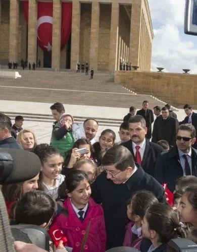 Başbakan çocuklarla birlikte Anıtkabir’de