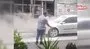 Yanan aracın kaputunu kaldırdı, parlayan alevlerden böyle kaçtı | Video