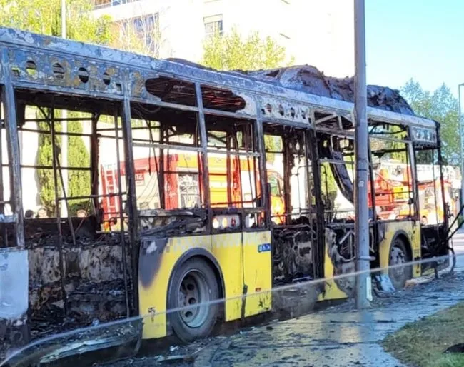 son-dakika-bahcesehirde-seyir-halindeki-iett-otobusu-cayir-cayir-yandi-1747288808641.jpg