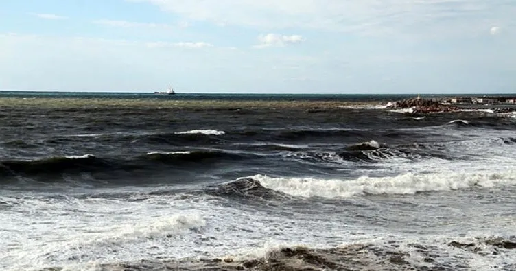Alanya’da dev dalgalar oluştu ,denizin rengi kahverengi dönüştü