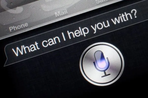 Siri hakkında Apple'a ateş püskürdü