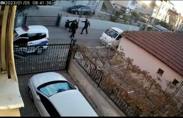 aile-ici-siddeti-ayiran-polis-bacagindan-bicaklandi-1672905515813.jpg