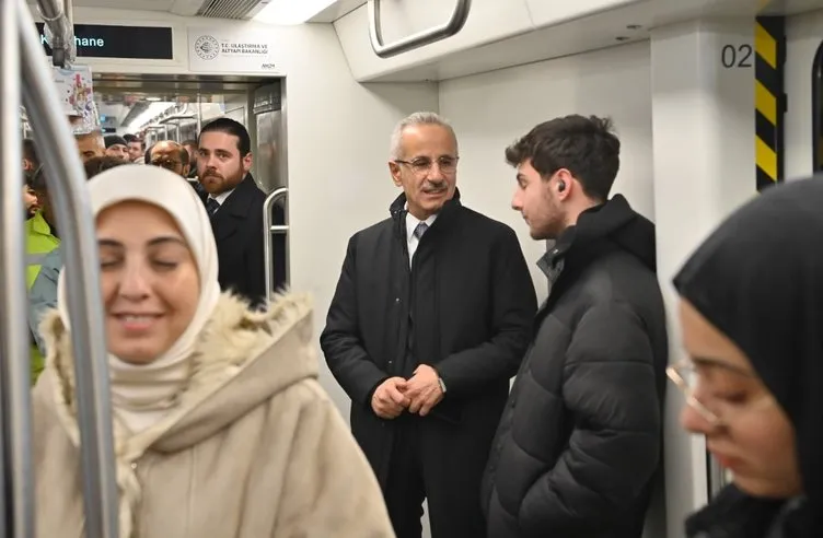 İstanbullular memnun! Seyahat süresi kısaldı, konfor arttı: Bakan Uraloğlu uçağa doğrudan metroyla ulaştı