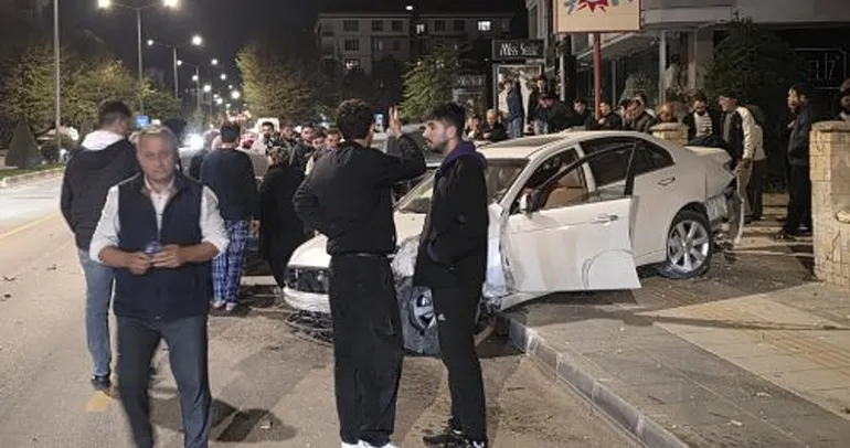Çorum’da 2 otomobil çarpıştı: 4 yaralı