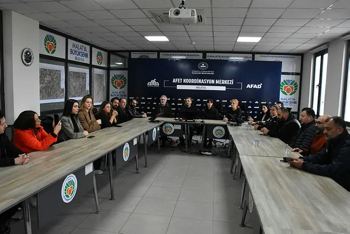malatya-valisi-sahin-her-4-binadan-1i-yikildi-1677751960812.jpg