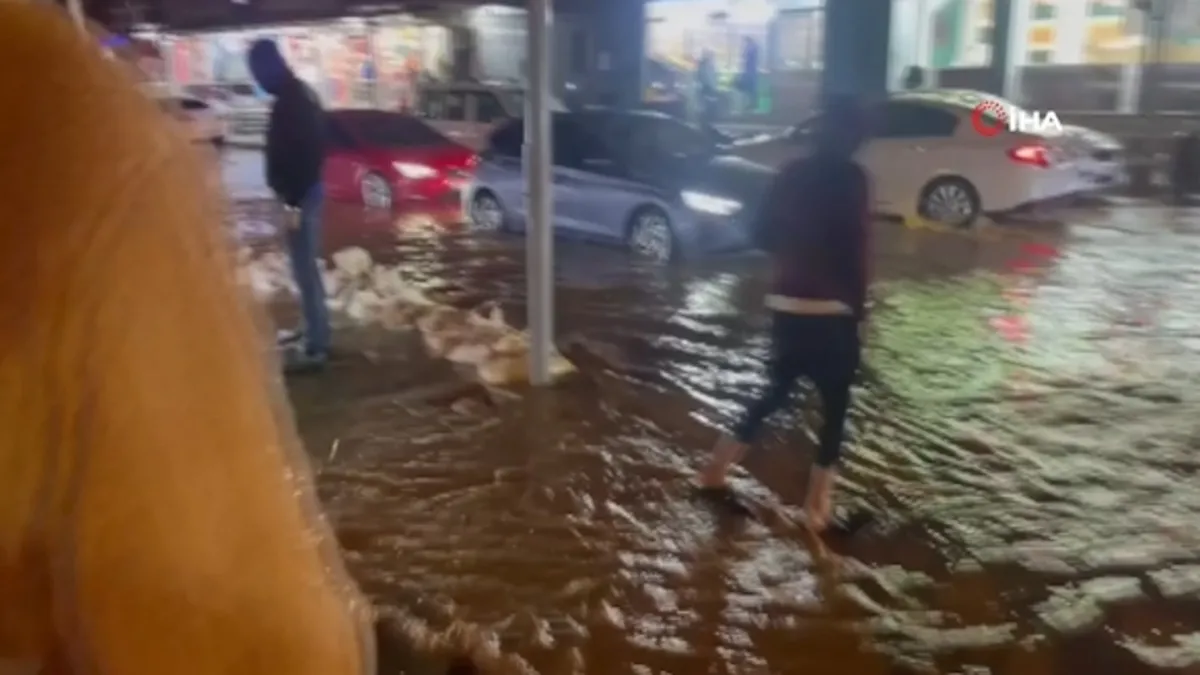 Hatay’da sağanak etkili oldu: Yollar göle döndü, otelin oto parkını su bastı Hatay’da sağanak etkili oldu: Yollar göle döndü, otelin oto parkını su bastı