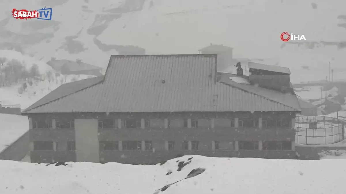 Yüksekova’da kamyonet şarampole yuvarlandı: 1 kişi yaralandı videosunu izle Yüksekova’da kamyonet şarampole yuvarlandı: 1 kişi yaralandı videosunu izle