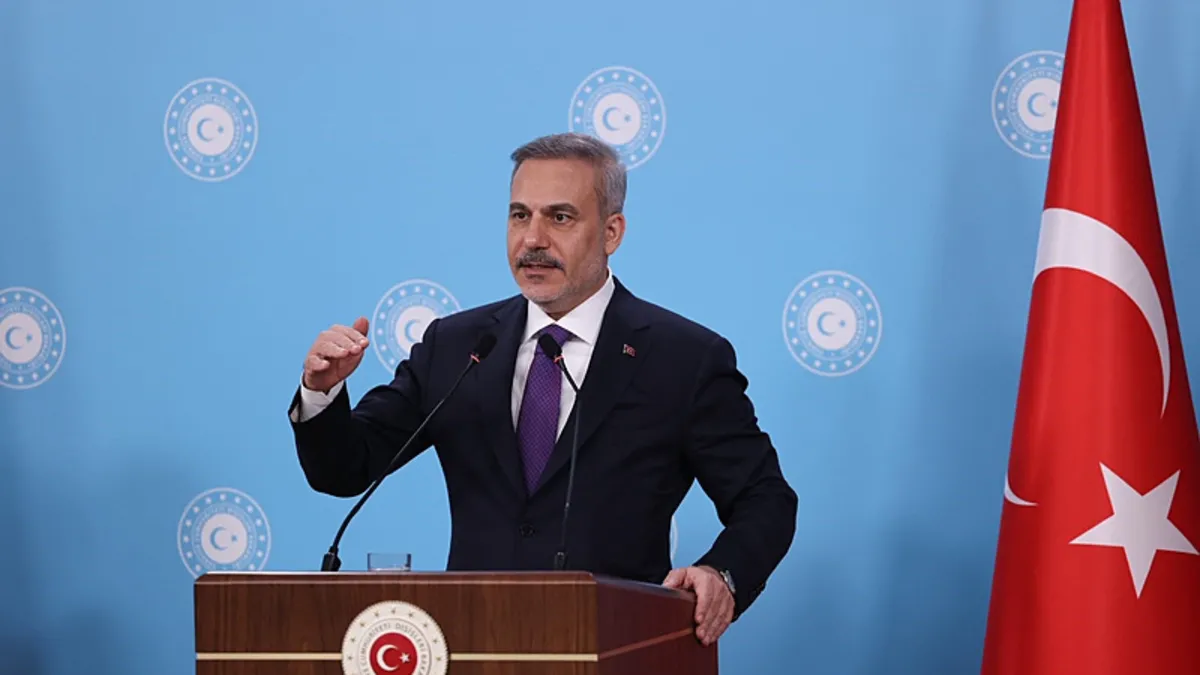 Dışişleri Bakanı Hakan Fidan'ın bir konuşma yaparken çekilmiş fotoğrafı.