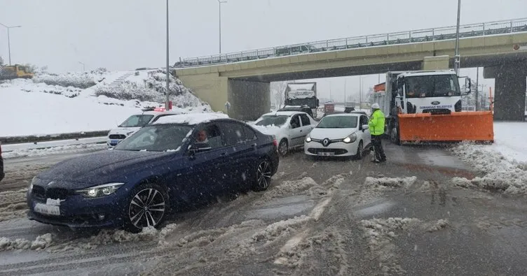 Kar yağışı sonrası Mudanya-Bursa yolu çift yönlü trafiğe kapandı