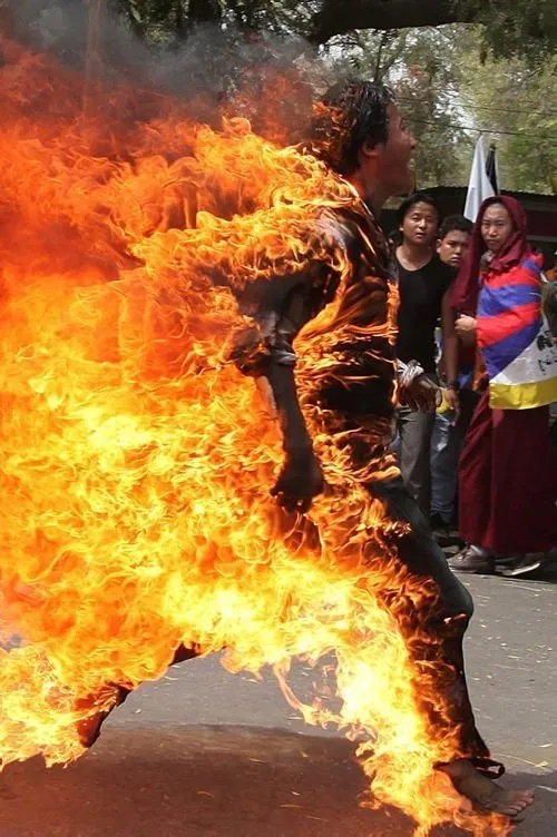 Tibetli protestocu kendini yaktı!
