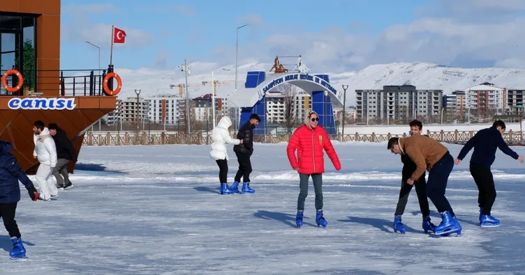 Donmuş havuzda açık hava paten keyfi