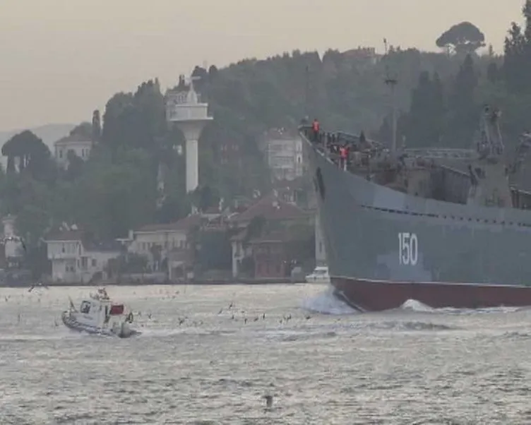 Rus savaş gemisi Boğaz’dan geçti