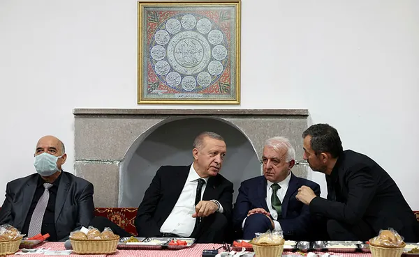 son-dakika-baskan-erdogan-ankarada-huseyin-gazi-cemevinde-muharrem-iftarina-katildi-1659981440451.jpg
