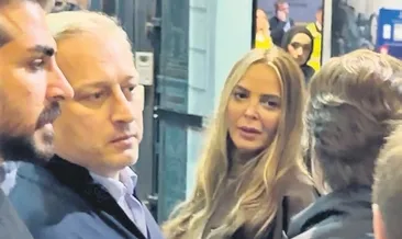Sevgililer ilk kez el ele