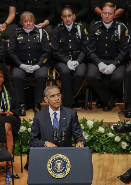 Obama öldürülen polisler için gözyaşı döktü