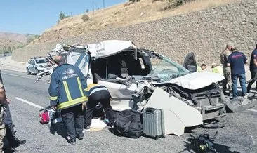 Hafif ticari araç TIR’a arkadan çarptı 3 ölü 3 yaralı