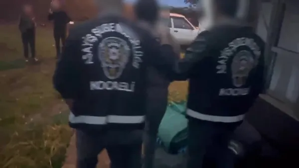 kocaelide-33-yil-4-ay-kesinlesmis-hapis-cezasi-bulunan-firari-yakalandi-1792009588163.jpg