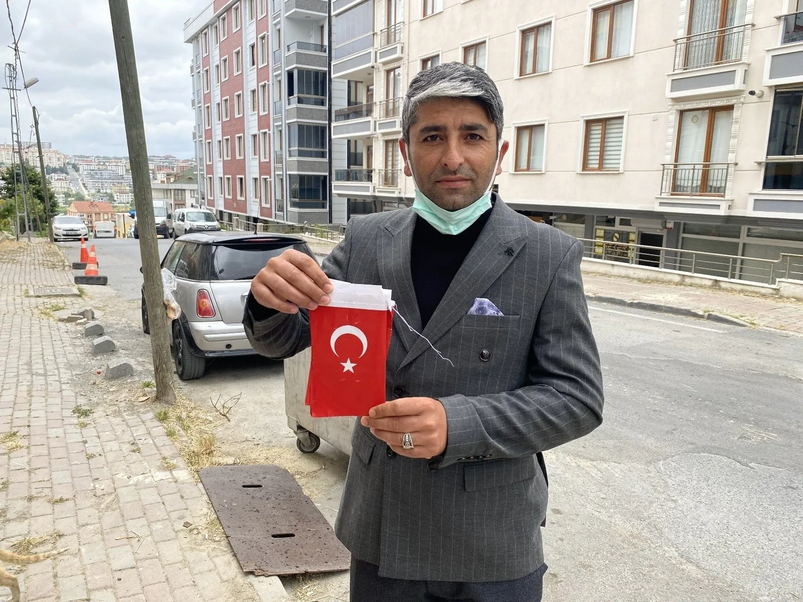 (Özel) Beylikdüzü’nde vatandaşın duygulandıran Türk bayrağı hassasiyeti #istanbul