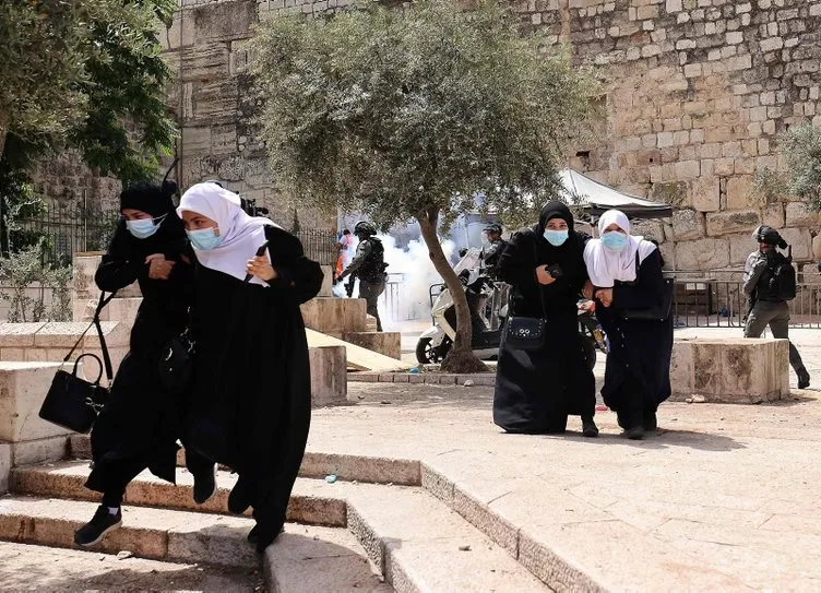 Mescid-i Aksa'da İsrail terörü! Yüzlerce Filistinli yaralı ortalık savaş alanına döndü