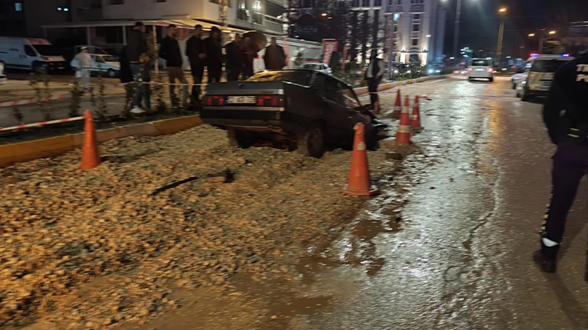 Otomobil alt yapı çukuruna düştü: 1 yaralı Otomobil alt yapı çukuruna düştü: 1 yaralı