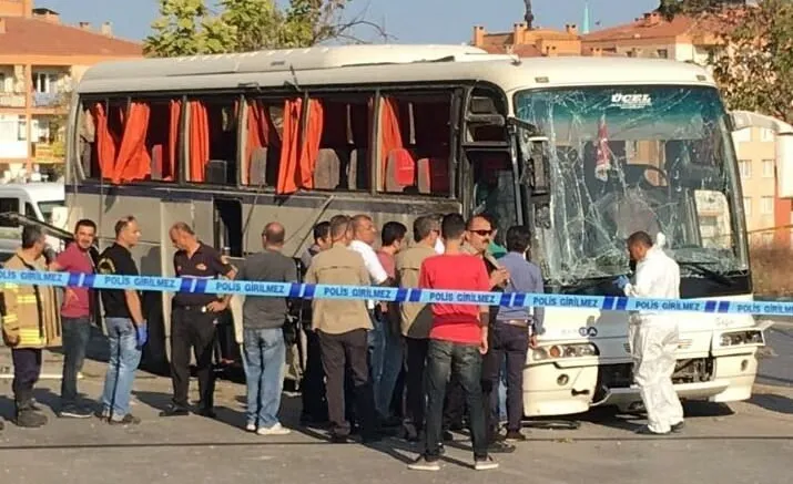 İzmir’de servis aracı geçişi sırasında patlama