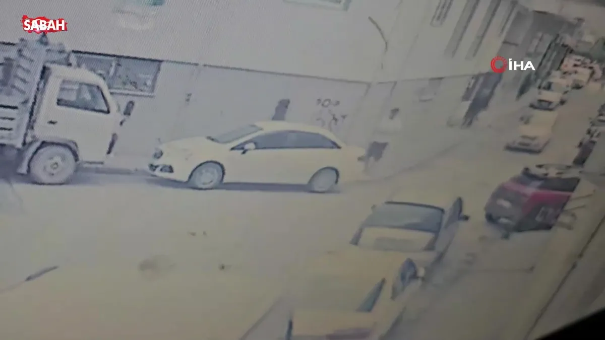 Bisikletli çocuklar otomobille böyle çarpıştı: Kaza anı kamerada | Video videosunu izle Bisikletli çocuklar otomobille böyle çarpıştı: Kaza anı kamerada | Video videosunu izle