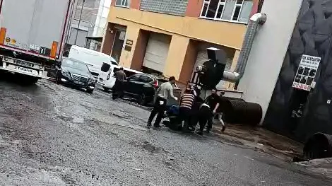 istanbul-esenyurtta-tekmeli-yumruklu-yuk-indirme-kavgasi-1759219622406.jpg
