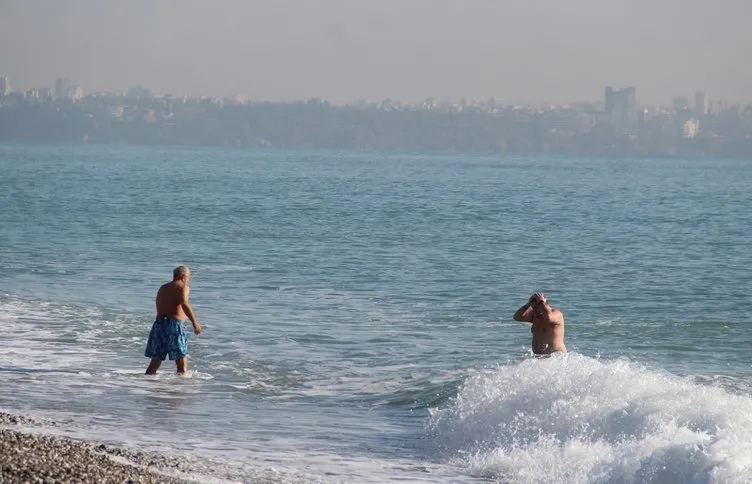 Yılın ilk günü Antalya’da deniz keyfi! Sahile akın ettiler