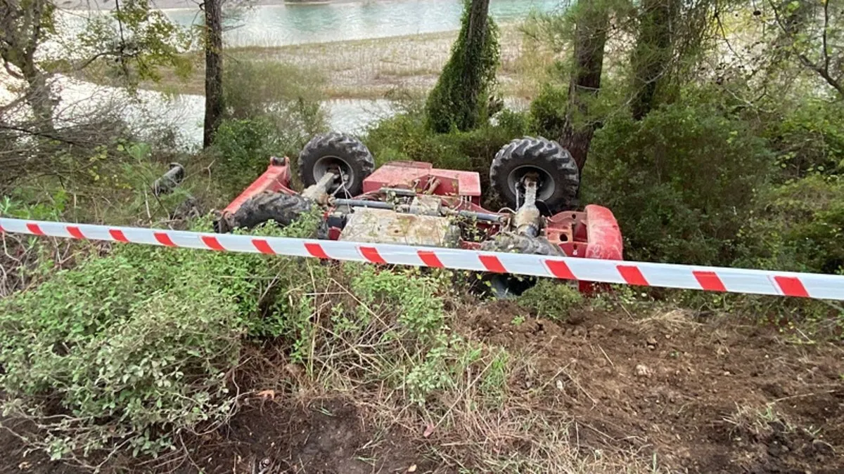 Antalya’da korkutan kaza: İş makinesi şarampole yuvarlandı! Antalya’da korkutan kaza: İş makinesi şarampole yuvarlandı!