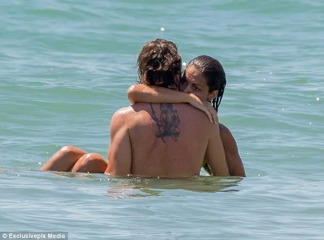 Fernando Alonso, sevgilisini öpmeye doyamadı