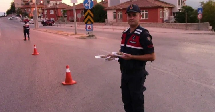 Jandarma sürücülerin bayramını kutlayıp baklava ikram etti