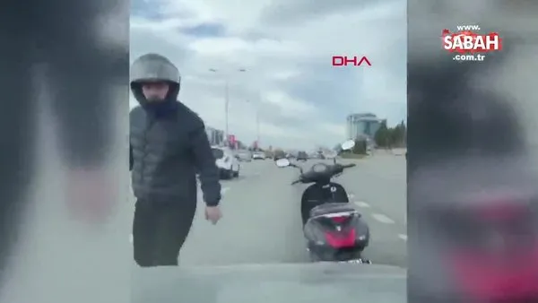 Maltepe'de motosikletli, önünü kestiği otomobili böyle yumrukladı | Video