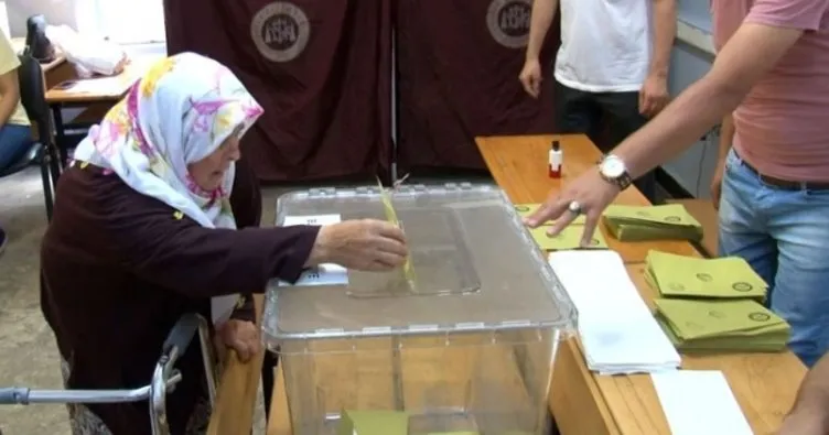 71 yaşındaki kadın oy kullanmaya yürüteç ile geldi
