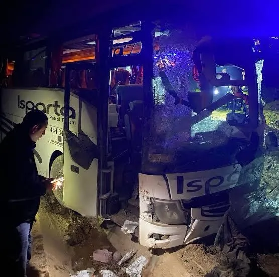 aydinda-yolcu-otobusu-bariyere-carpti-1-olu-26-yarali-1742803857263.jpg