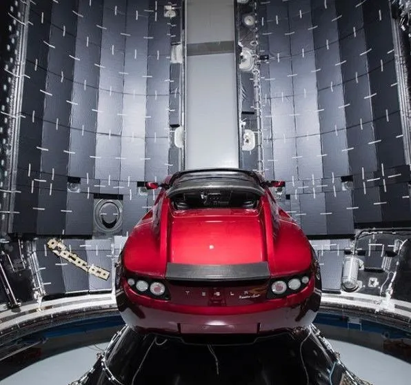 Elon Musk, Mars'a göndereceği Tesla Roadster'ın fotoğraflarını yayınladı