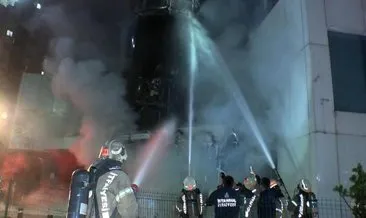 Zeytinburnu’nda gece yarısı korkutan yangın! Teknoloji mağazası alev aldı