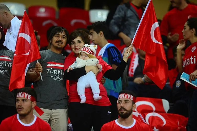 Türkiye-Kosova maçında tribünlere ’kardeşlik’ damga vurdu