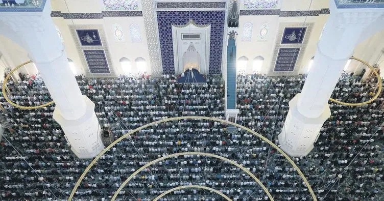 Ramazanın son cuması ve Kadir Gecesi’nde camiler doldu taştı