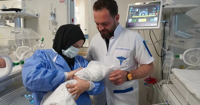 Şırnak Devlet Hastanesi’nde büyük başarı! Şırnaklı Zehra bebek bir dikişle hayata tutundu