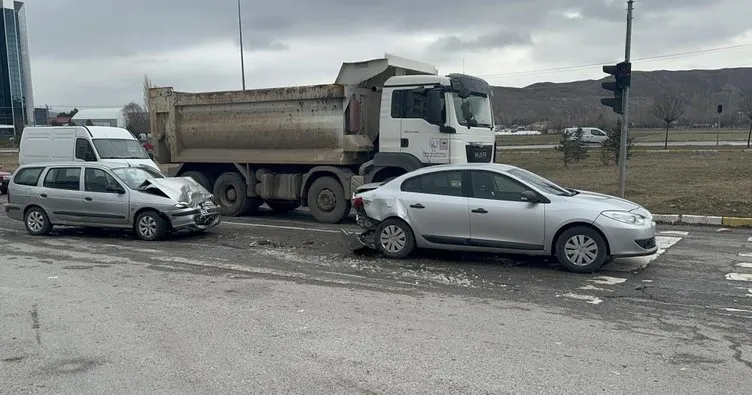 Sivas’ta iki otomobil çarpıştı: 3 kişi yaralandı