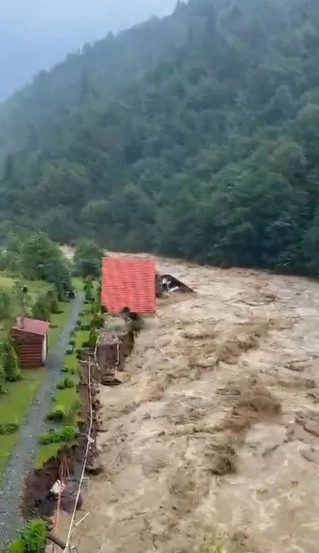 SON DAKİKA… Metrekareye 161 kilo yağış düştü! Rize sele teslim: Dereler taştı, köprüler yıkıldı, Ayder Yaylası yolu kapandı!