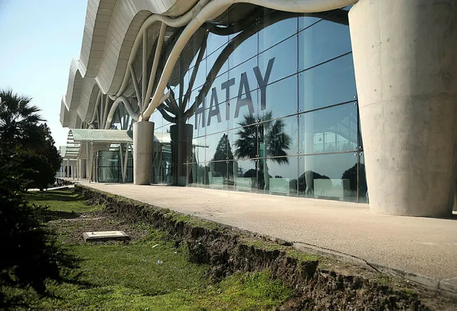 hatay-havalimanina-kontrol-ucagi-basarili-bir-sekilde-inis-gerceklestirdi-1676213246699.jpg İGA tarafından onarılan Hatay Havalimanı'na THY uçağı başarılı bir şekilde indi