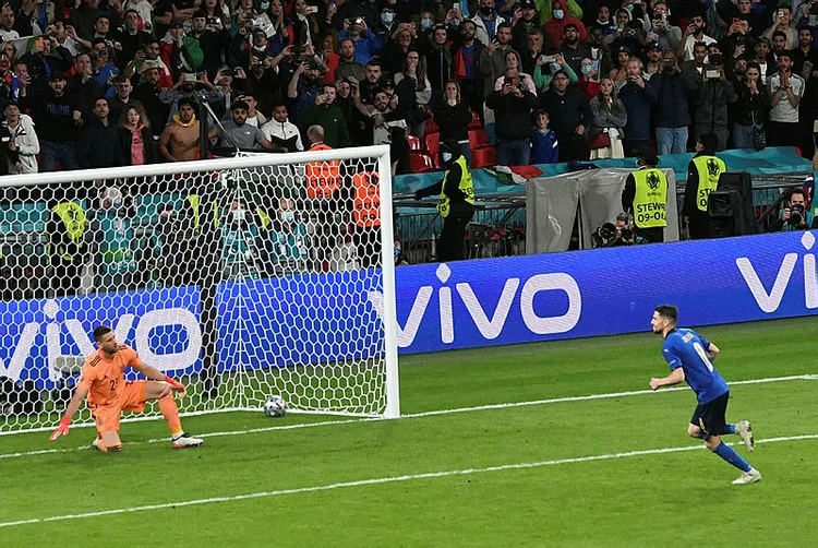euro-2020de-ilk-finalist-italya-oldu-jorginhonun-penaltisi-cok-konusuldu-1625634311213.jpg