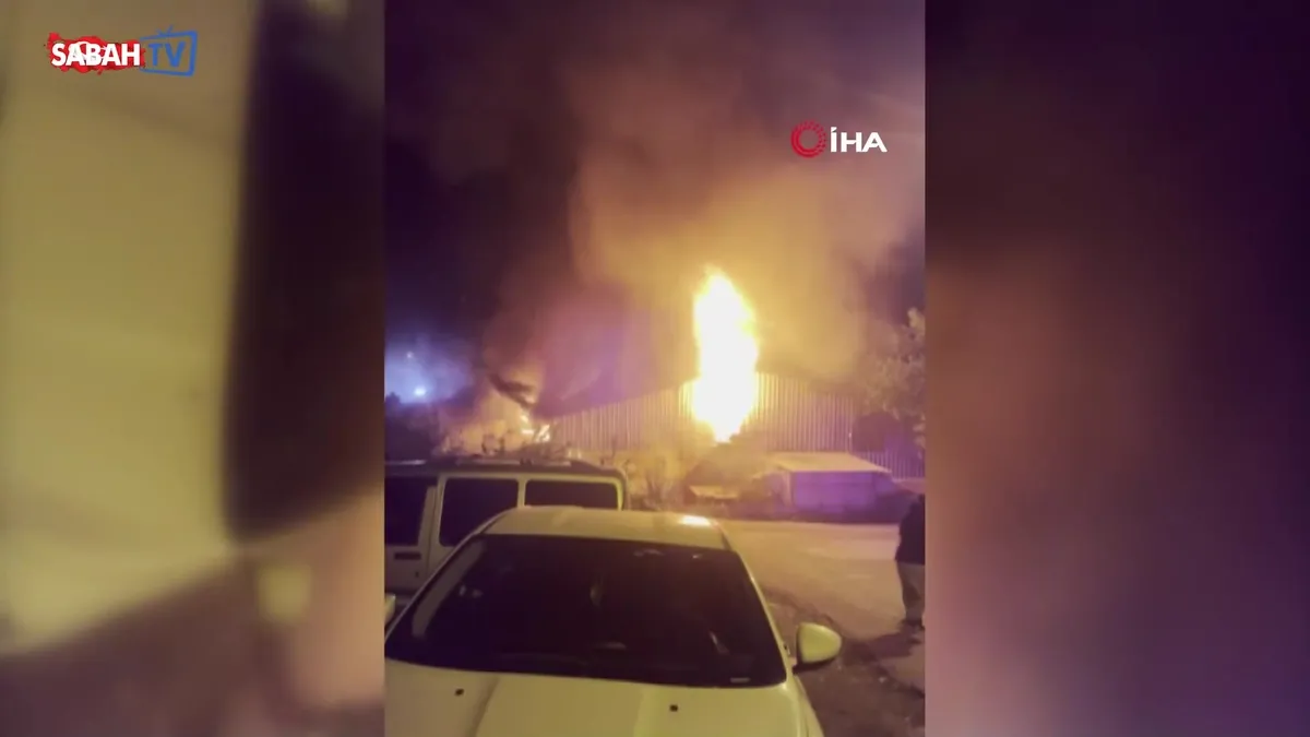 Arnavutköy’de ahşap kalıp üretim tesisinde yangın | Video videosunu izle Arnavutköy’de ahşap kalıp üretim tesisinde yangın | Video videosunu izle