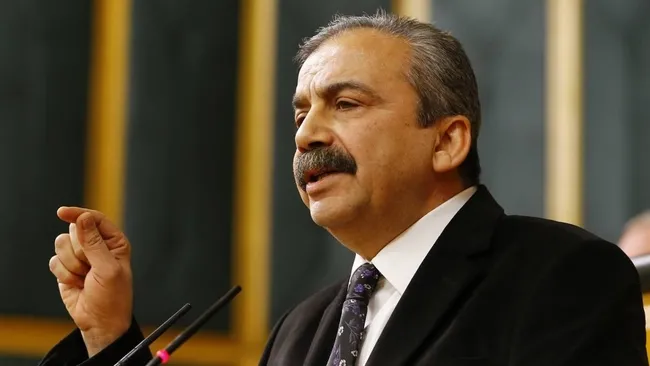 son-dakika-sirri-sureyya-onderin-saglik-durumu-nasil-doktorlardan-yeni-aciklama-hayati-tehlike-devam-ediyor-1745226735402.jpeg